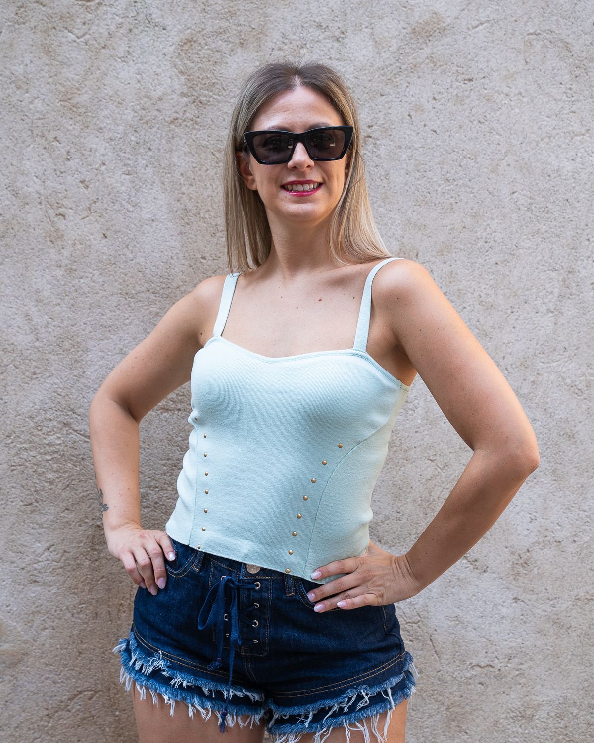 Top Kontatto con borchie celeste