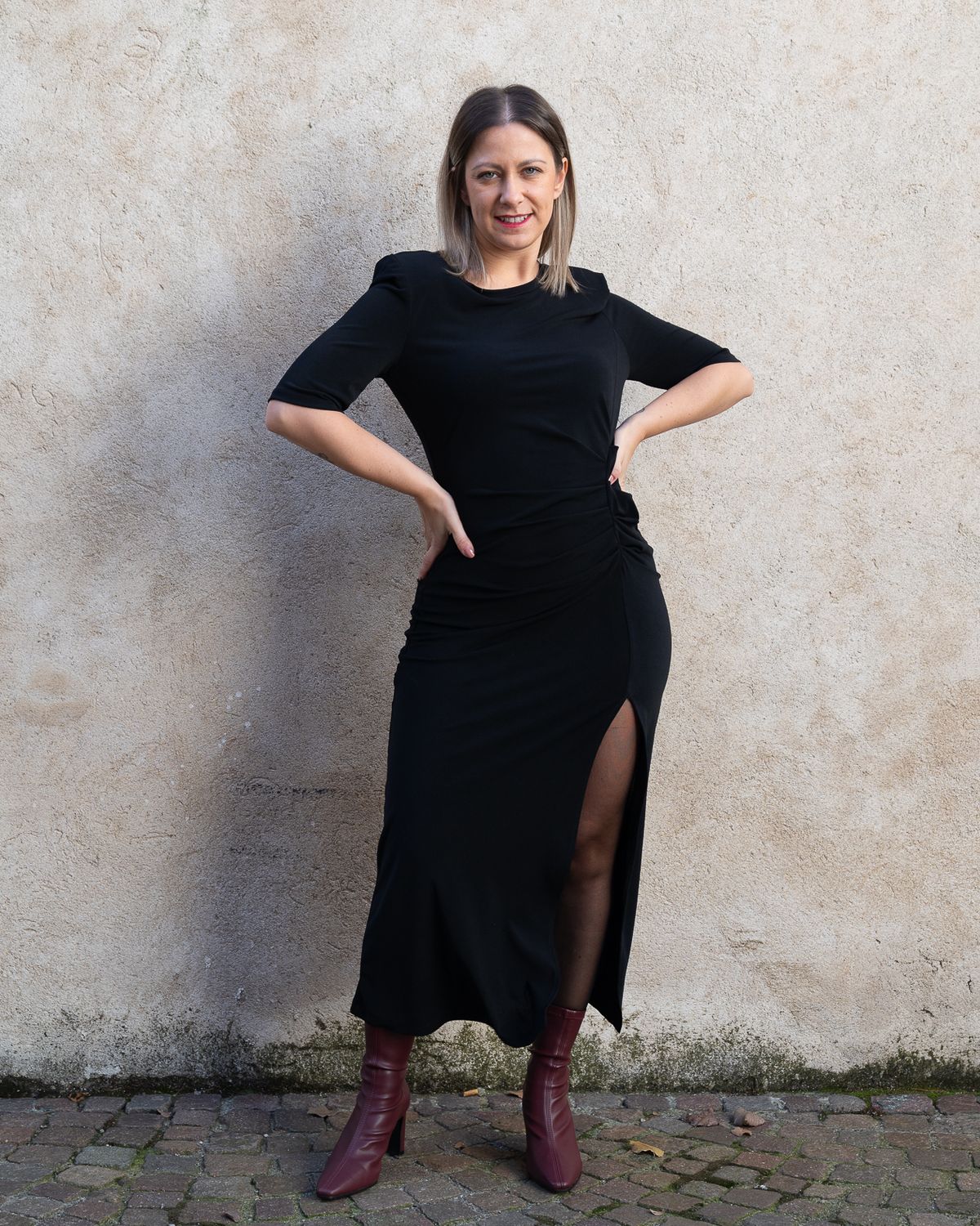 Abito Vicolo con arriccio e spacco frontale nero Abito Vicolo con arriccio e spacco frontale nero
