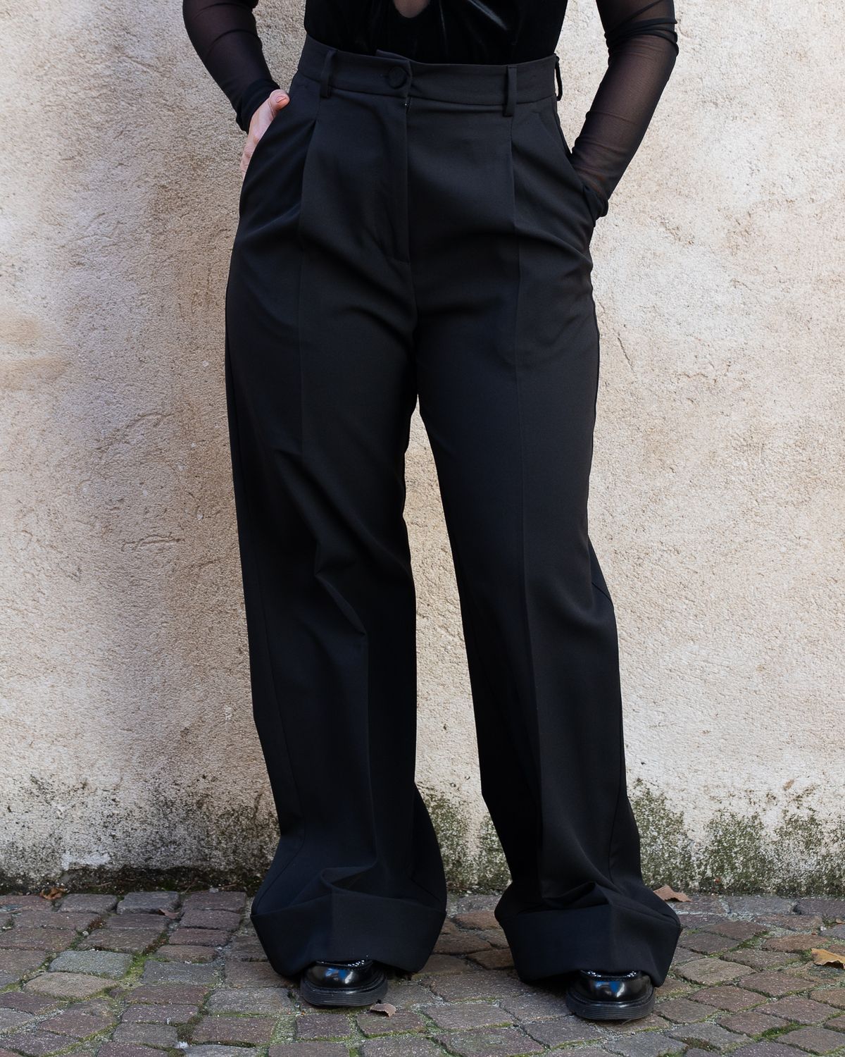 Pantalone Vicolo con maxi risvolto nero Pantalone Vicolo con maxi risvolto nero