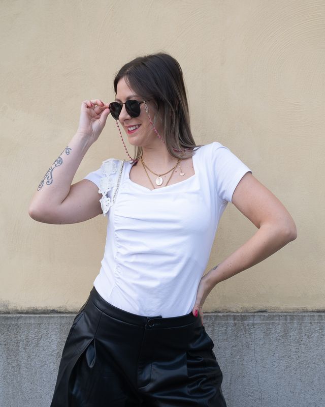 T-Shirt Fly Girl con scollo quadrato bianca