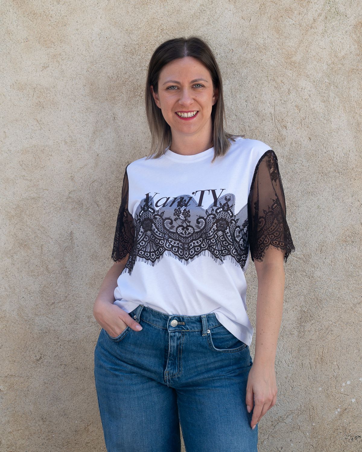 T-Shirt bianca con maniche in pizzo moro