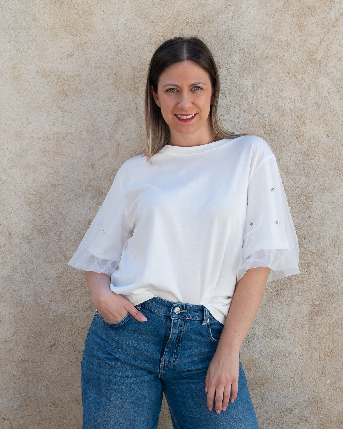 T-Shirt con strass sulla manica bianca