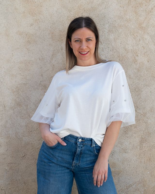 T-Shirt con strass sulla manica bianca