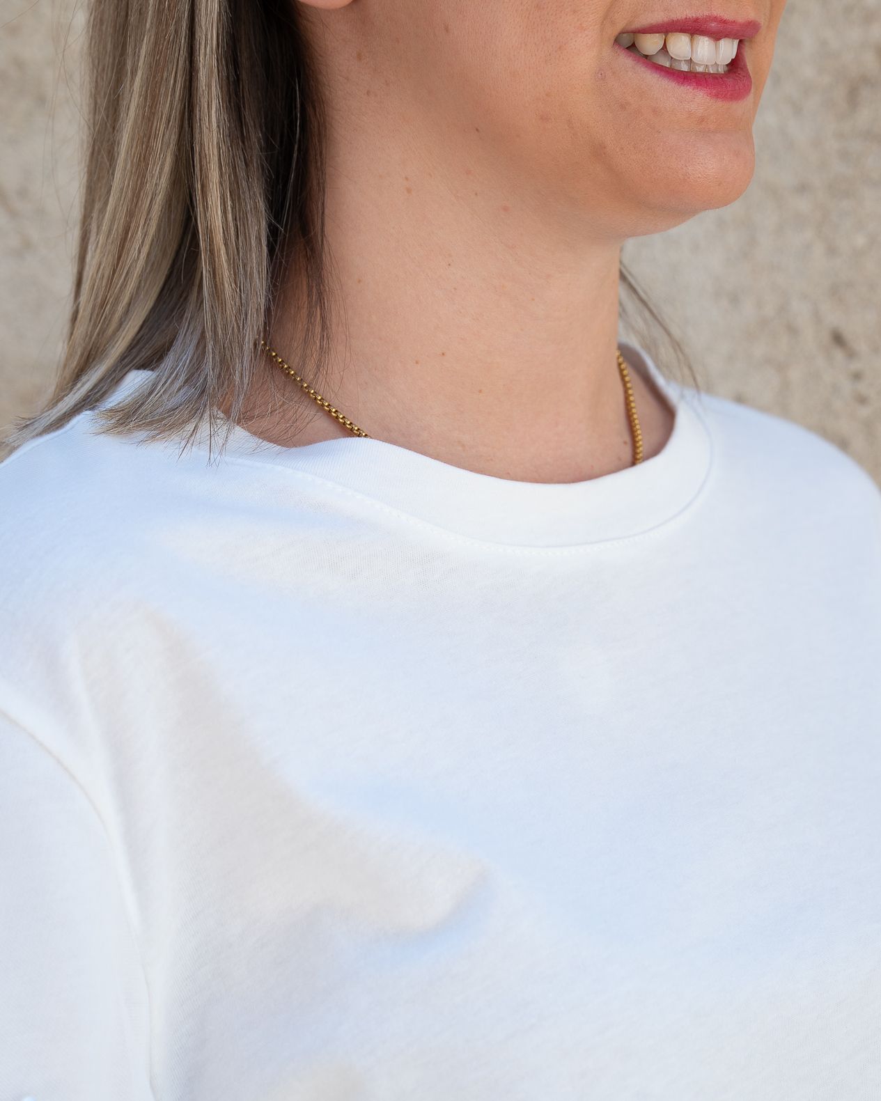 T-Shirt con strass sulla manica bianca