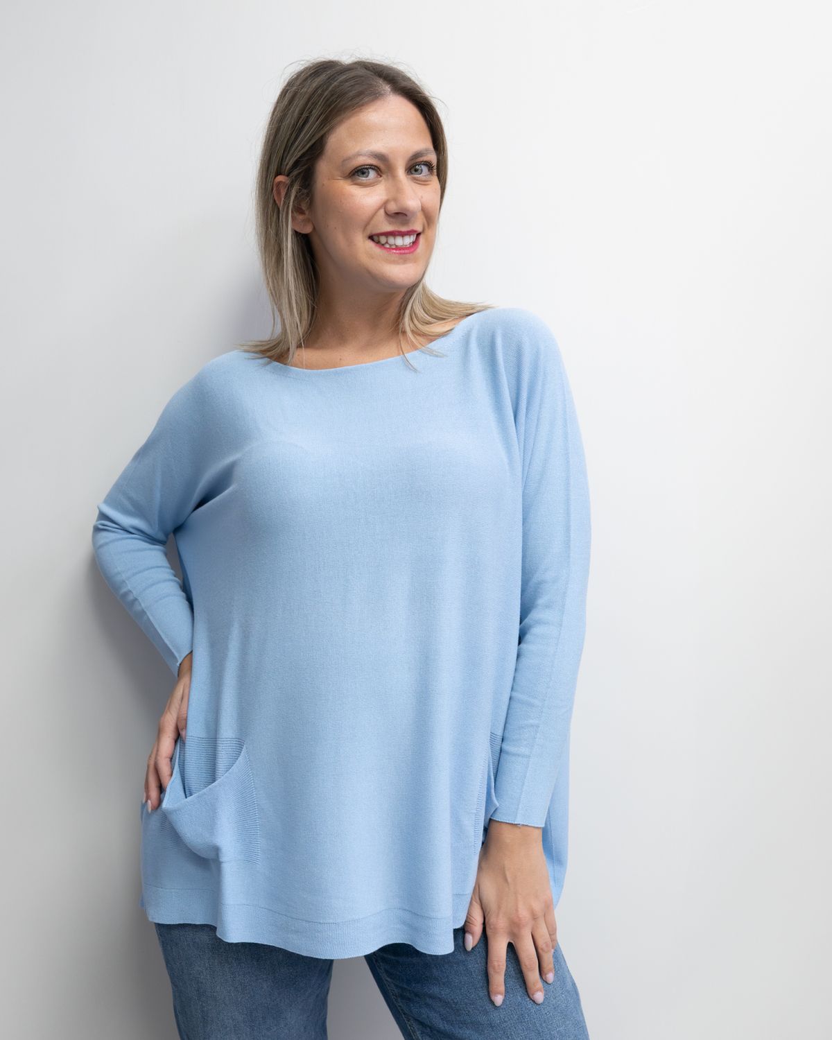 Maglia over Kontatto con taschine laterali azzurra Maglia over Kontatto con taschine laterali azzurra