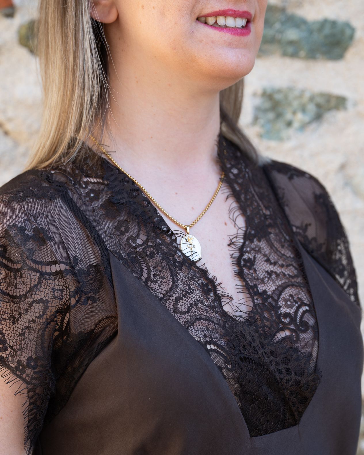 Blusa in raso Maryley con dettaglio in pizzo moro