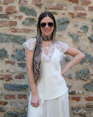 Blusa in raso Maryley con dettaglio in pizzo crema