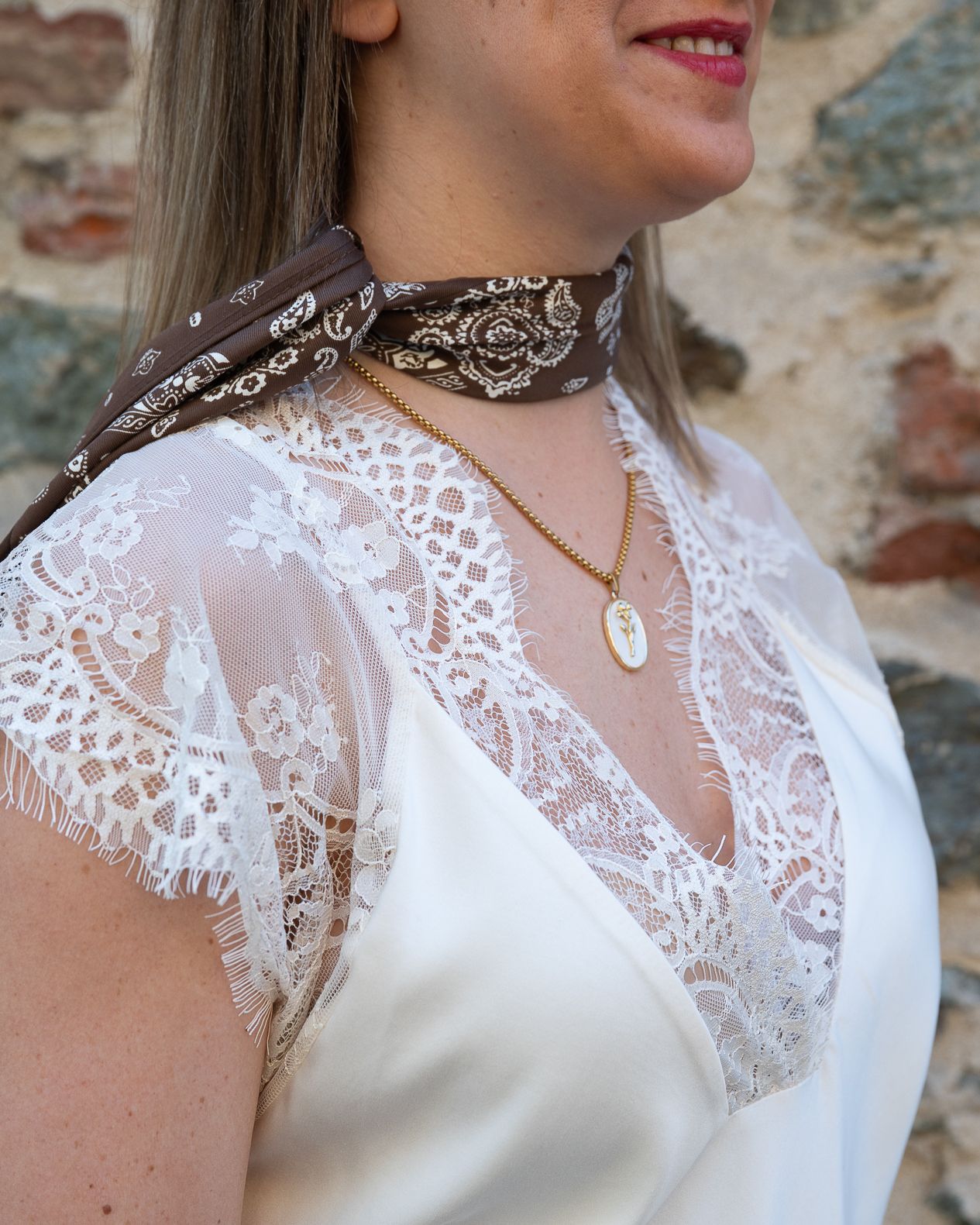 Blusa in raso Maryley con dettaglio in pizzo crema
