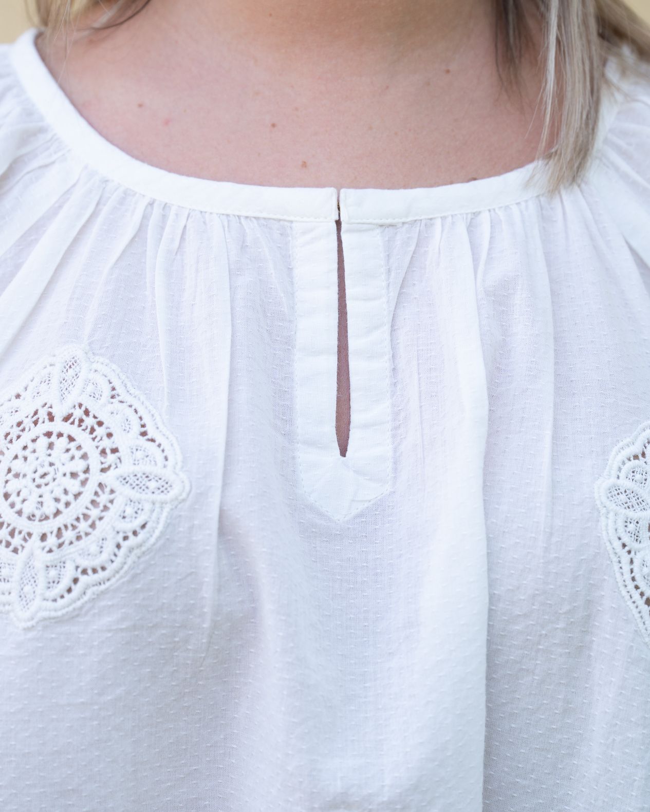Blusa over La Petite Étoile panna con patch in sangallo