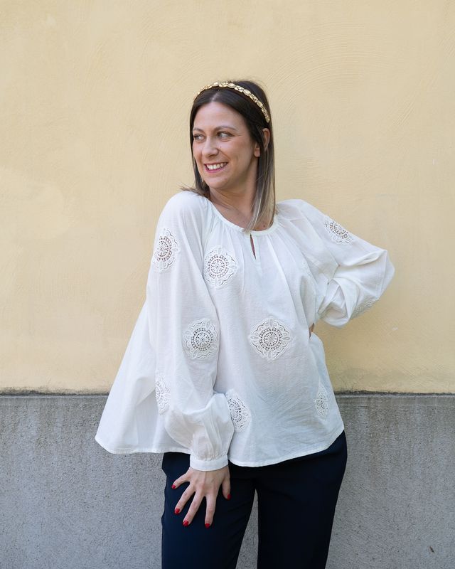 Blusa over La Petite Étoile panna con patch in sangallo