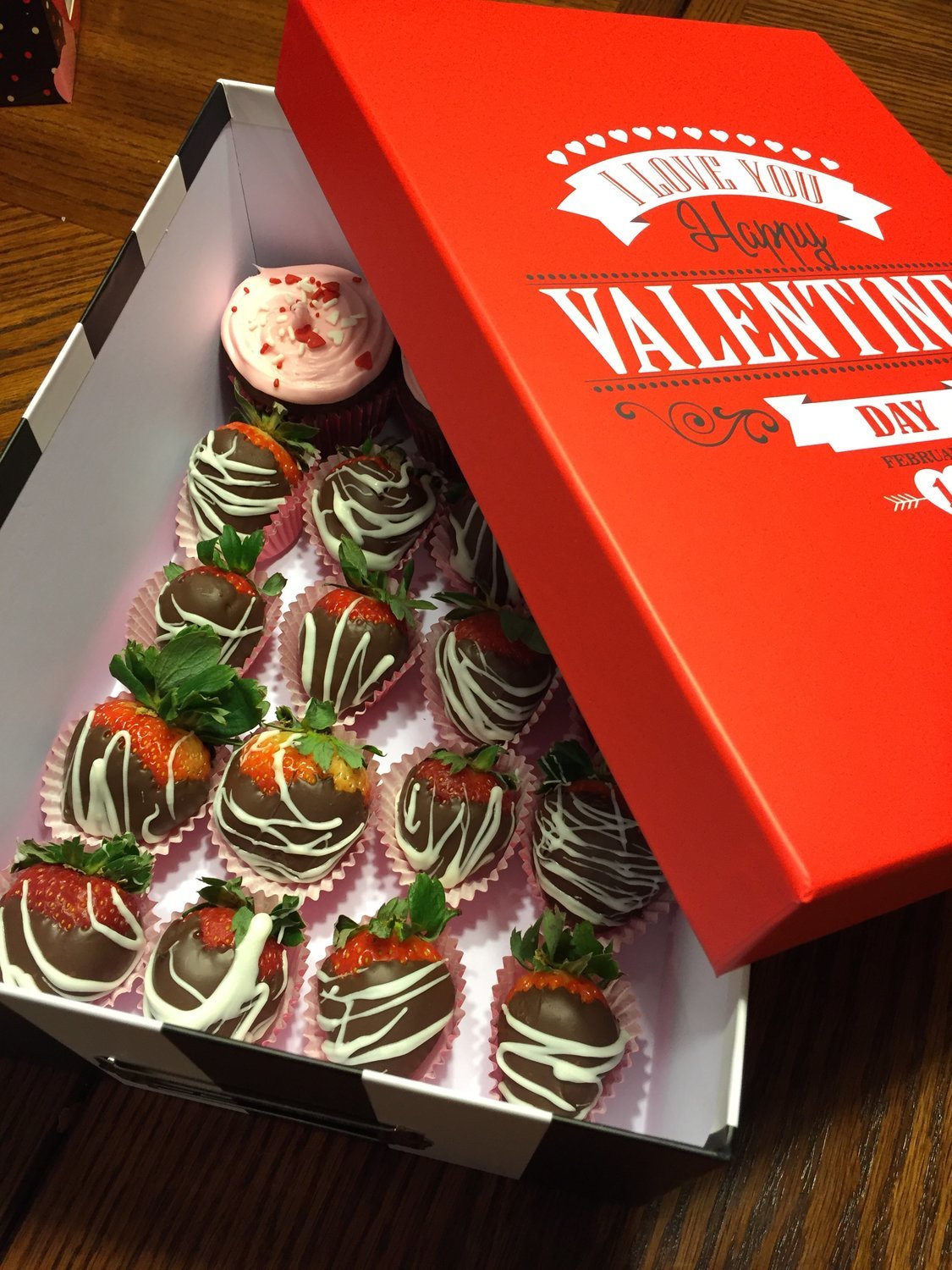 20 Gourmet Chocolate-Covered Strawberries in Keepsake Box