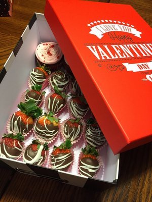 24 Strawberry-Mousse Filled Cupcakes