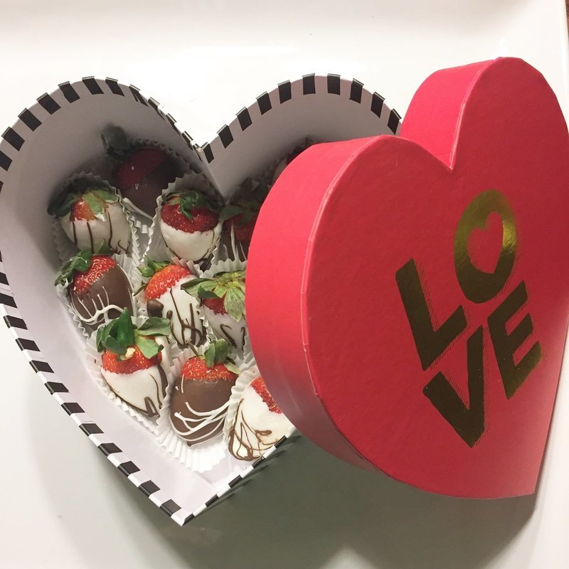 8 Gourmet Chocolate-Covered Strawberries in a Valentine Box