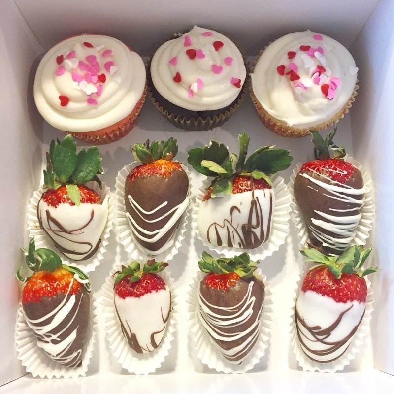 8 Gourmet Chocolate-Covered Strawberries + 3 Strawberry Mousse-Filled Cupcake Combo in a Valentine Box