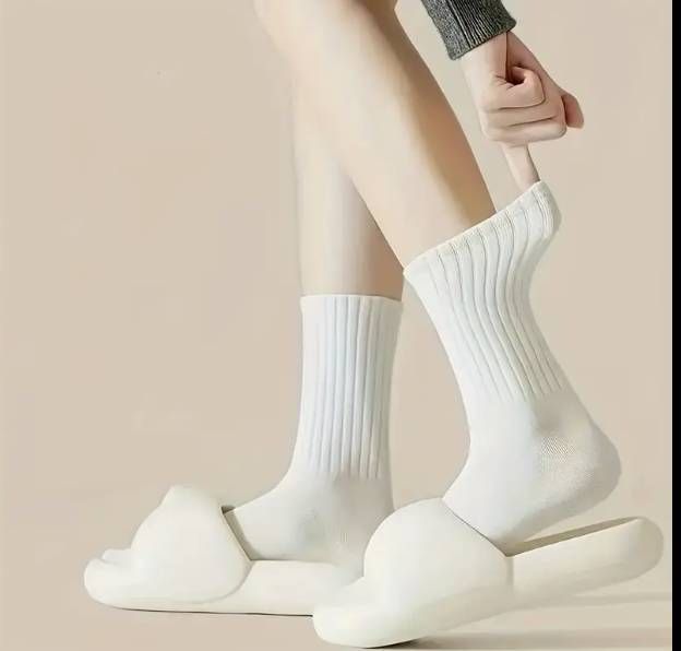 Women&#39;s 5 Pairs Knee length Sports Socks Your choice Black or White