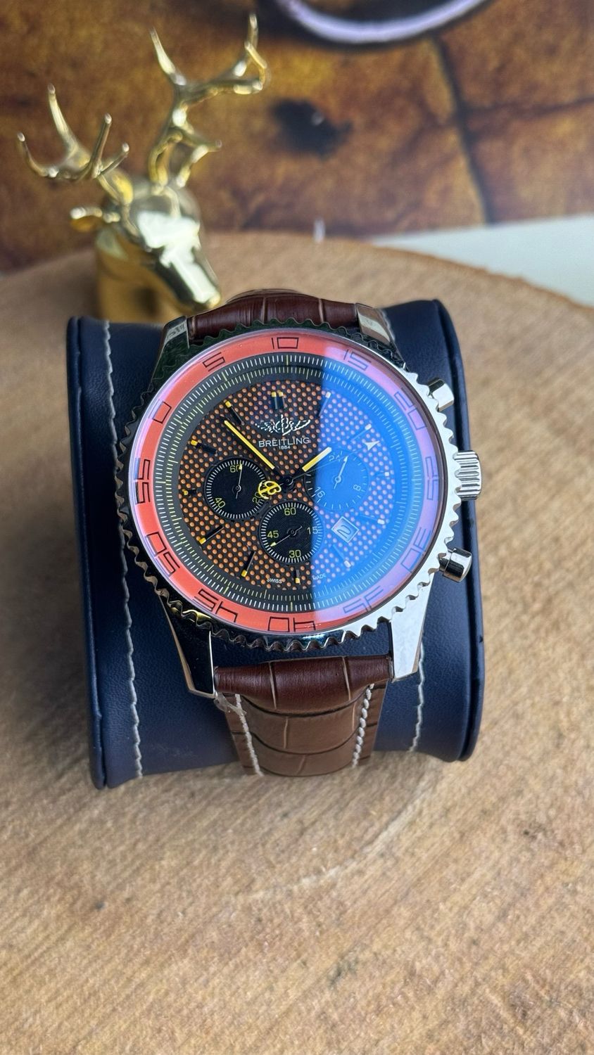ساعة Breitling بريتلينج ميرور DX بدون بوكس مع بطاريه مرفقه مجانا بتصميم جريء، تتميز بمينا بنقوش فريدة وحزام جلدي بني فاخر.