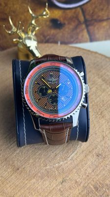 ساعة Breitling بريتلينج ميرور DX بدون بوكس مع بطاريه مرفقه مجانا بتصميم جريء، تتميز بمينا بنقوش فريدة وحزام جلدي بني فاخر.