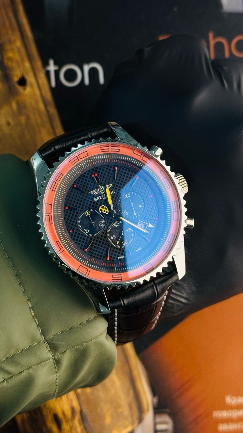 ساعة Breitling بريتلينج بجود Dx اوتليت بدون بوكس مع بطاريه مرفقه مجانا بتصميم جريء، تتميز بمينا بنقوش فريدة وحزام جلدي اسود فاخر.