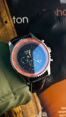 ساعة Breitling بريتلينج بجود Dx اوتليت بدون بوكس مع بطاريه مرفقه مجانا بتصميم جريء، تتميز بمينا بنقوش فريدة وحزام جلدي اسود فاخر.