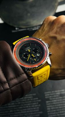 ساعة Breitling بريتلينج بجوده Dx اوتليت بدون بوكس مع بطاريه مرفقه مجانا بتصميم جريء، تتميز بمينا بنقوش فريدة وحزام جلدي اسود فاخر.
