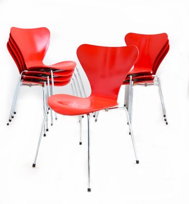 Series 7 Stackable Chairs 3107 By Arne Jacobsen For Fritz Hansen In Gala Red