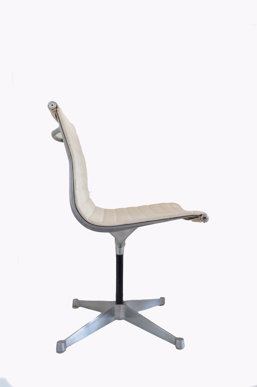 Charles &amp; Ray Eames Chair Manufactured By Hille. 1st Generation 1960s. Rare Chair.