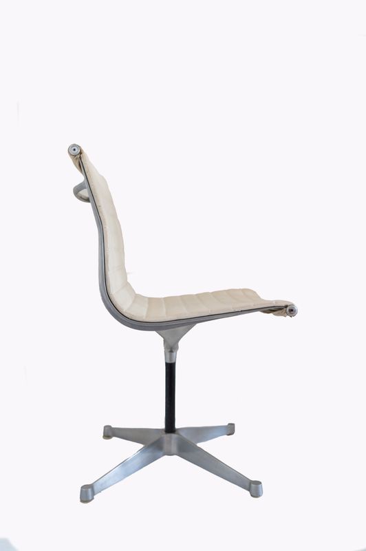 Charles &amp; Ray Eames Chair Manufactured By Hille. 1st Generation 1960s. Rare Chair.