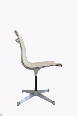 Charles &amp; Ray Eames Chair Manufactured By Hille. 1st Generation 1960s. Rare Chair.