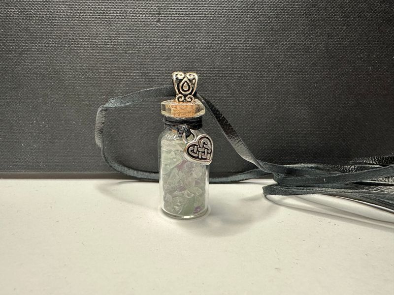 Geschenkfläschchen mit Fluorit & keltischem Herz Geschenkfläschchen mit Fluorit & keltischem Herz