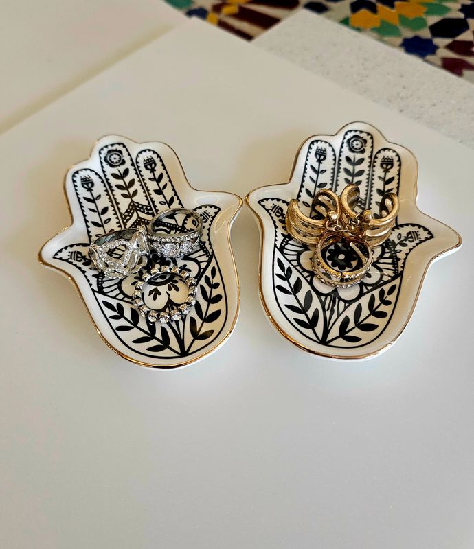 BLACK AND WHITE SMALL HAMSA