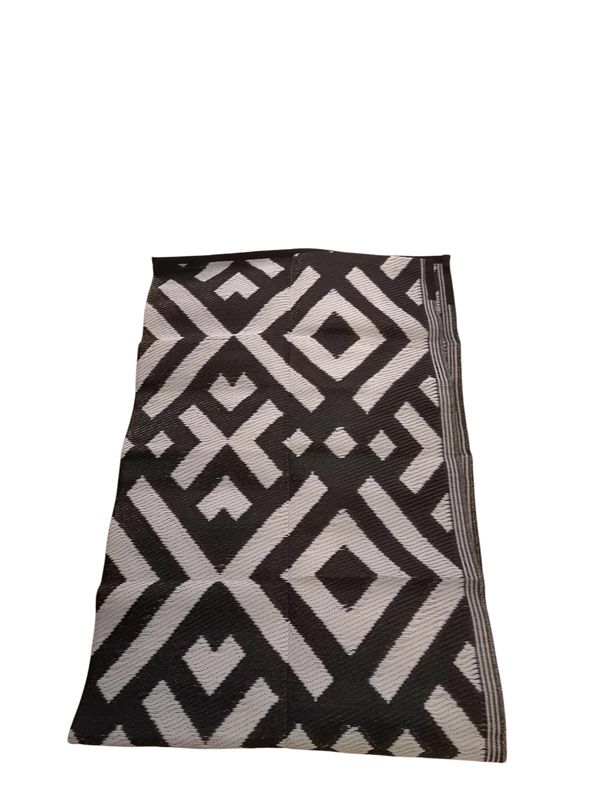 WEAVE BLACK AND WHITE FLOOR SEAT