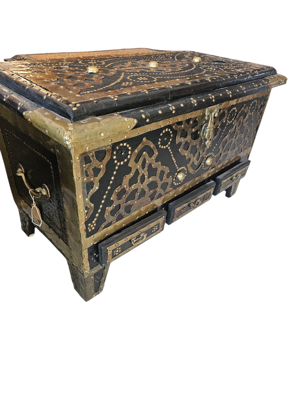 BRASS HAMMERED DARK BROWN CHEST BOX