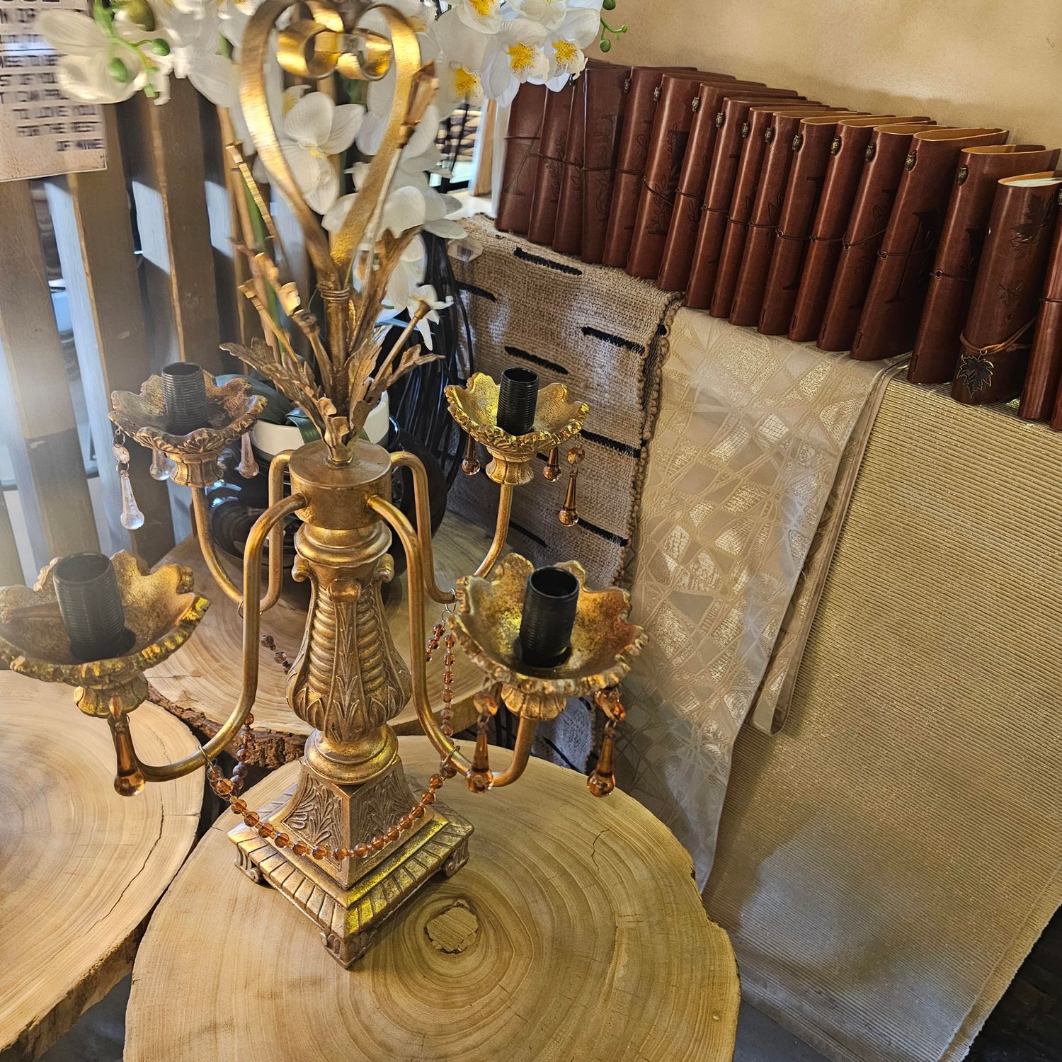 CHANDELIER LIKE GOLD CANDLE HOLDER