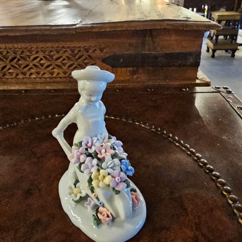 LLADRO YOUR FAVORITE FLOWER GIR FIGURINE