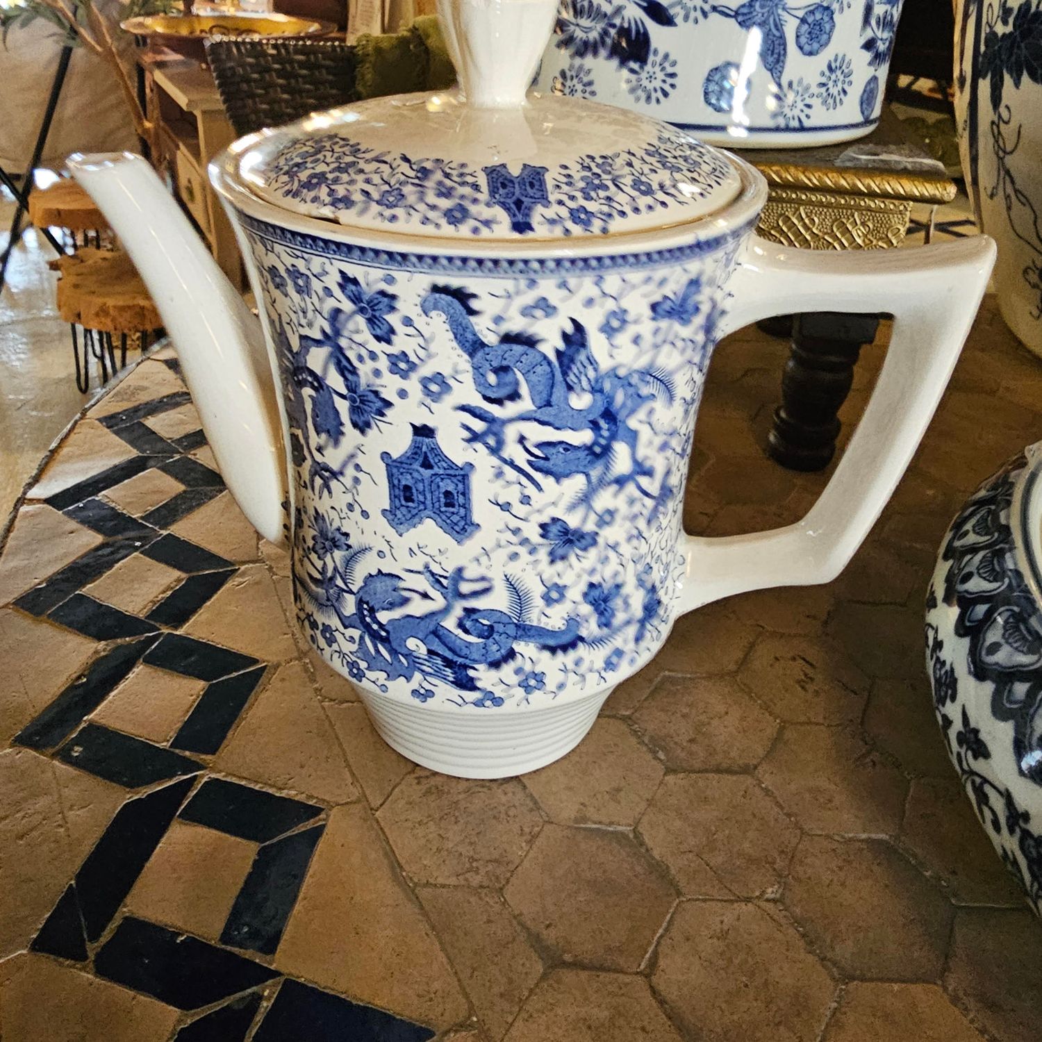 DISTINCTIVE BLUE AND WHITE PORCELAIN FEATURING DRAGON MOTIF