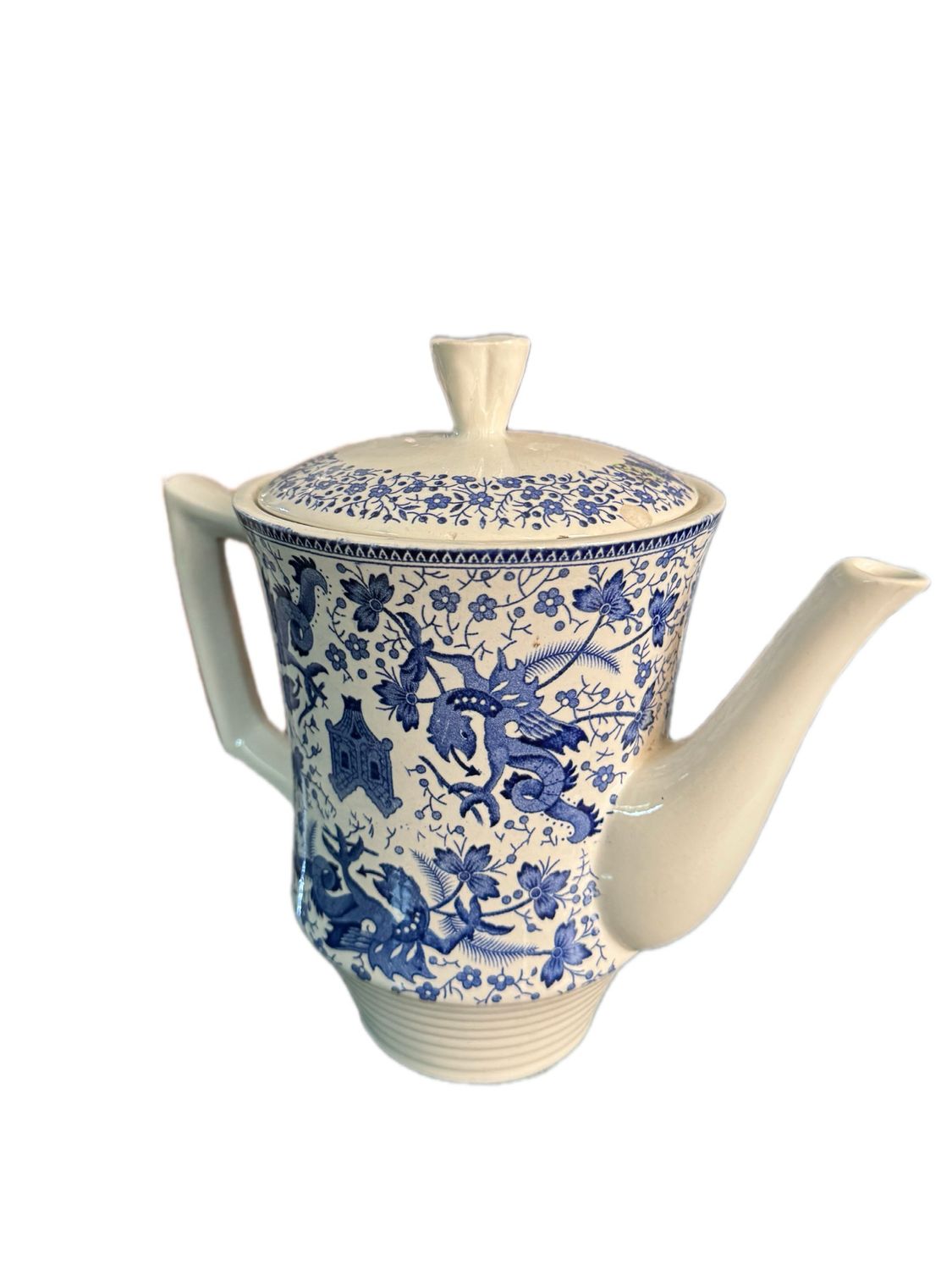 DISTINCTIVE BLUE AND WHITE PORCELAIN FEATURING DRAGON MOTIF