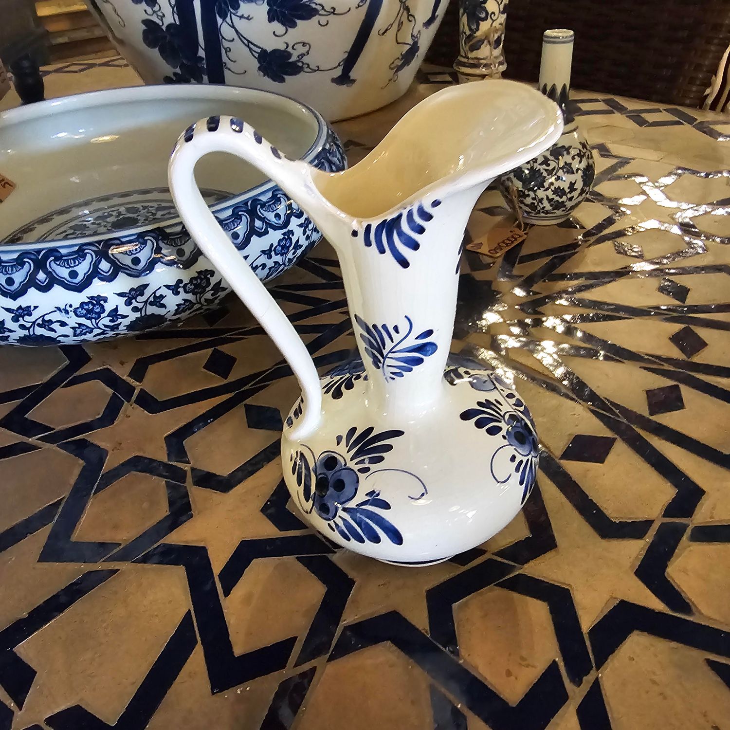 VINTAGE MEDIUM DELFT BLUE WHITE JUG MADE IN HOLLAND HAND PAINTED DUTCH PITCHER FLORAL VASE