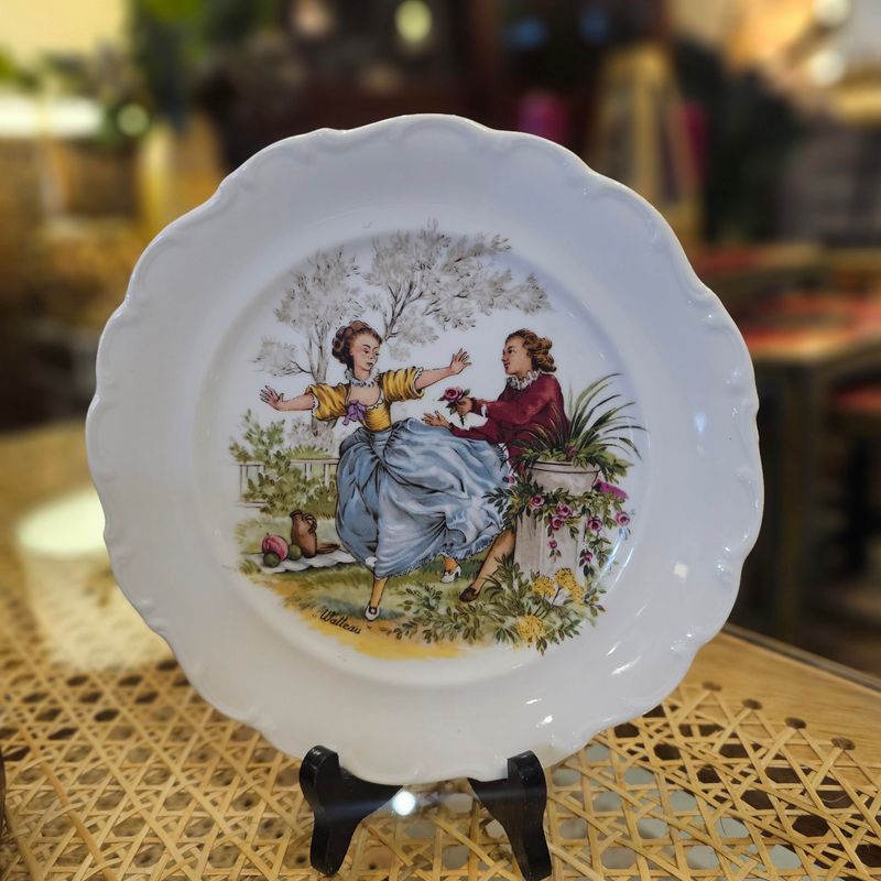 LIMOGES PLATE FEATURING ROMANTIC OR CLASSICAL SCENES WHITE
