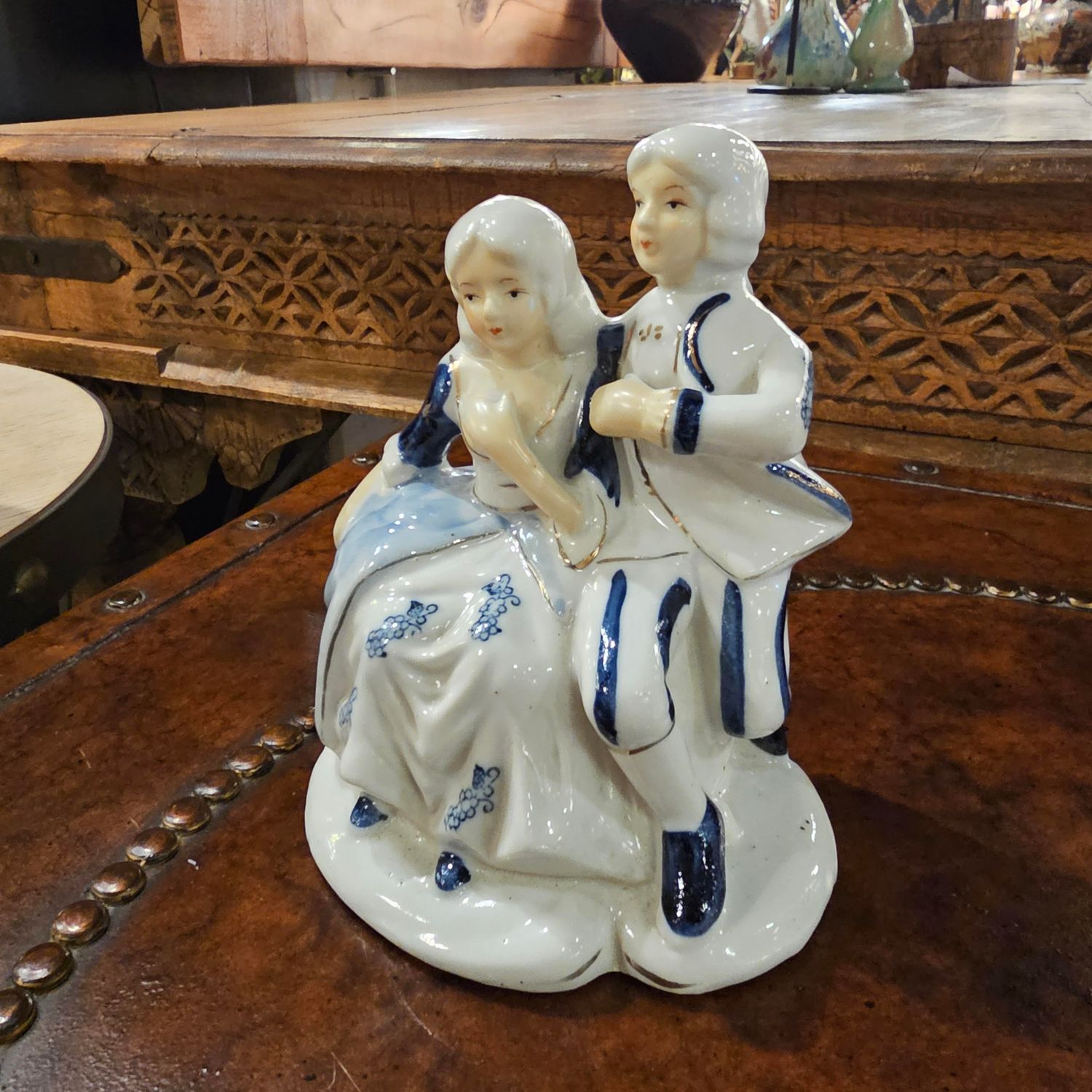 VINTAGE PORCELAIN FIGURINE DEPICTING A COUPLE, PORCELAIN LOVERS FIGURINE COLONIAL COUPLR FIGURINE