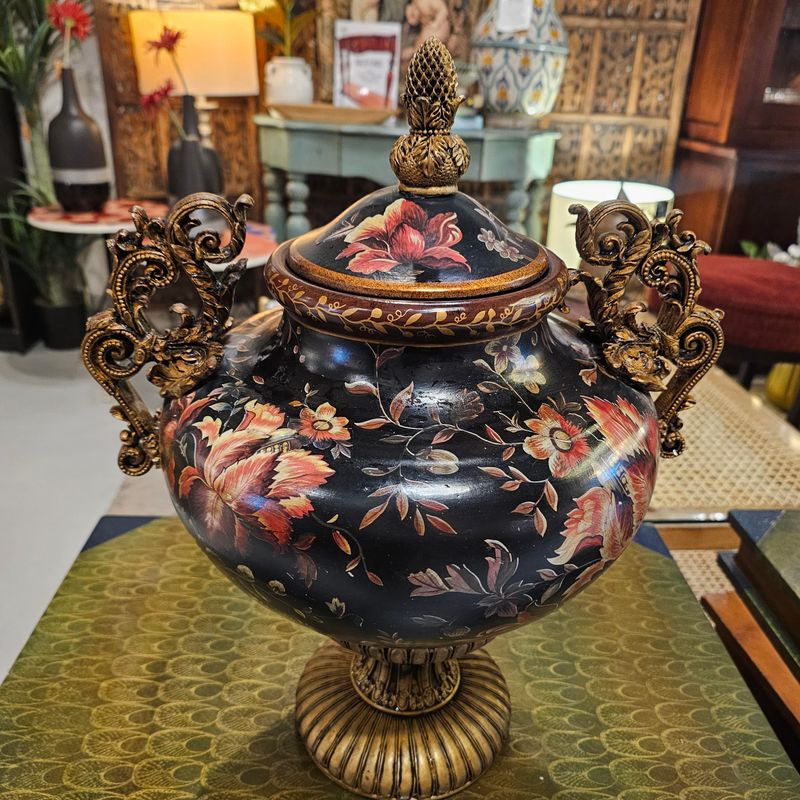 DECORATIVE VASE OR URN FEAT BLACK BASE WITH A DETAILED FLORAL PATTERN