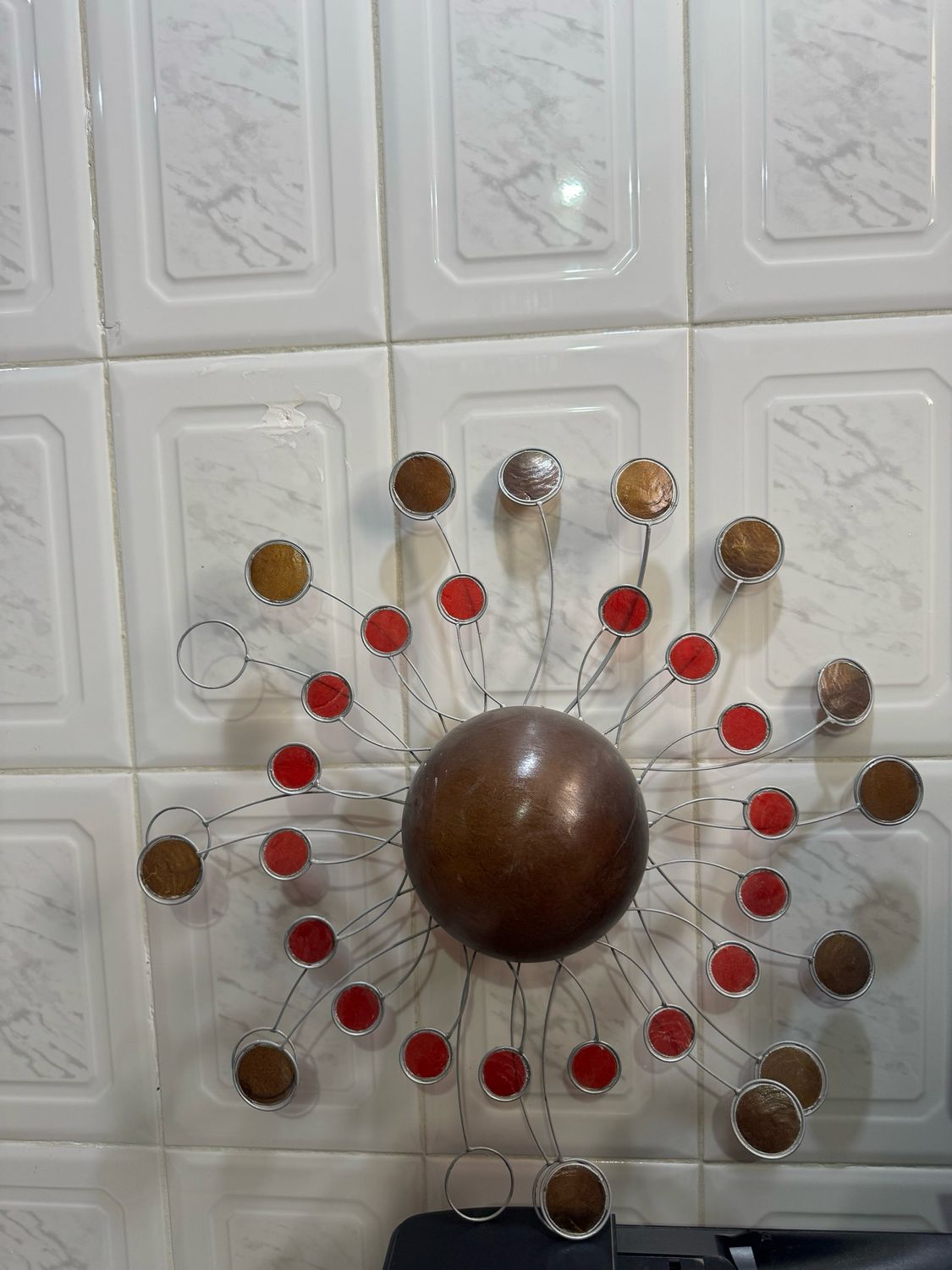 GOLD METAL WALL DECOR FEATURING AN INTRICATE ARABEQUE OR GEOMETRIC CUTWORK