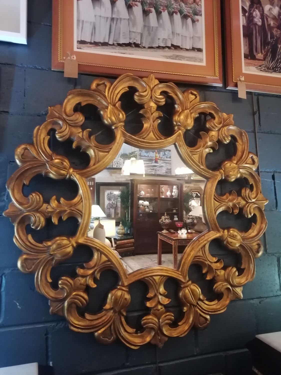 ANTIQUE ORNATE,CIRCULAR GOLD WALL MIRROR WITH A BAROQUE OR ROCOCO STYLE FRAME