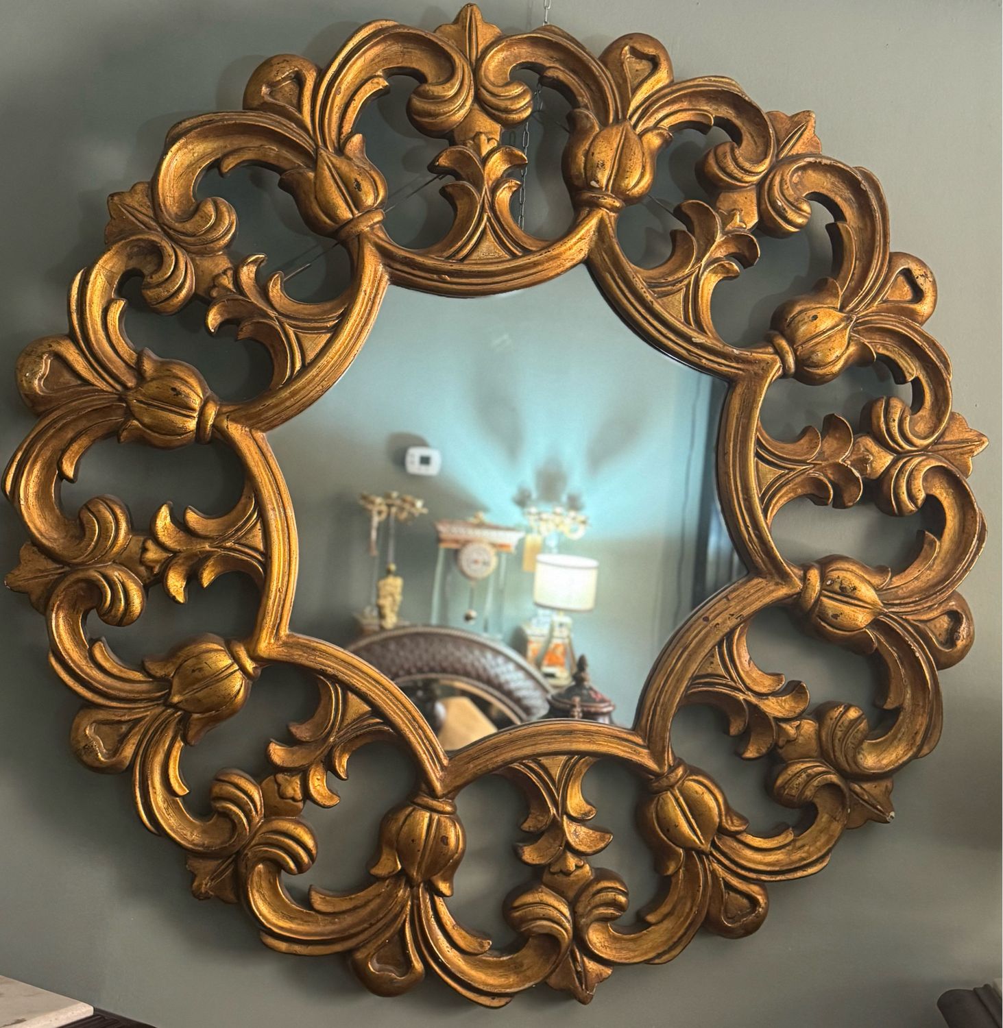 ANTIQUE ORNATE,CIRCULAR GOLD WALL MIRROR WITH A BAROQUE OR ROCOCO STYLE FRAME