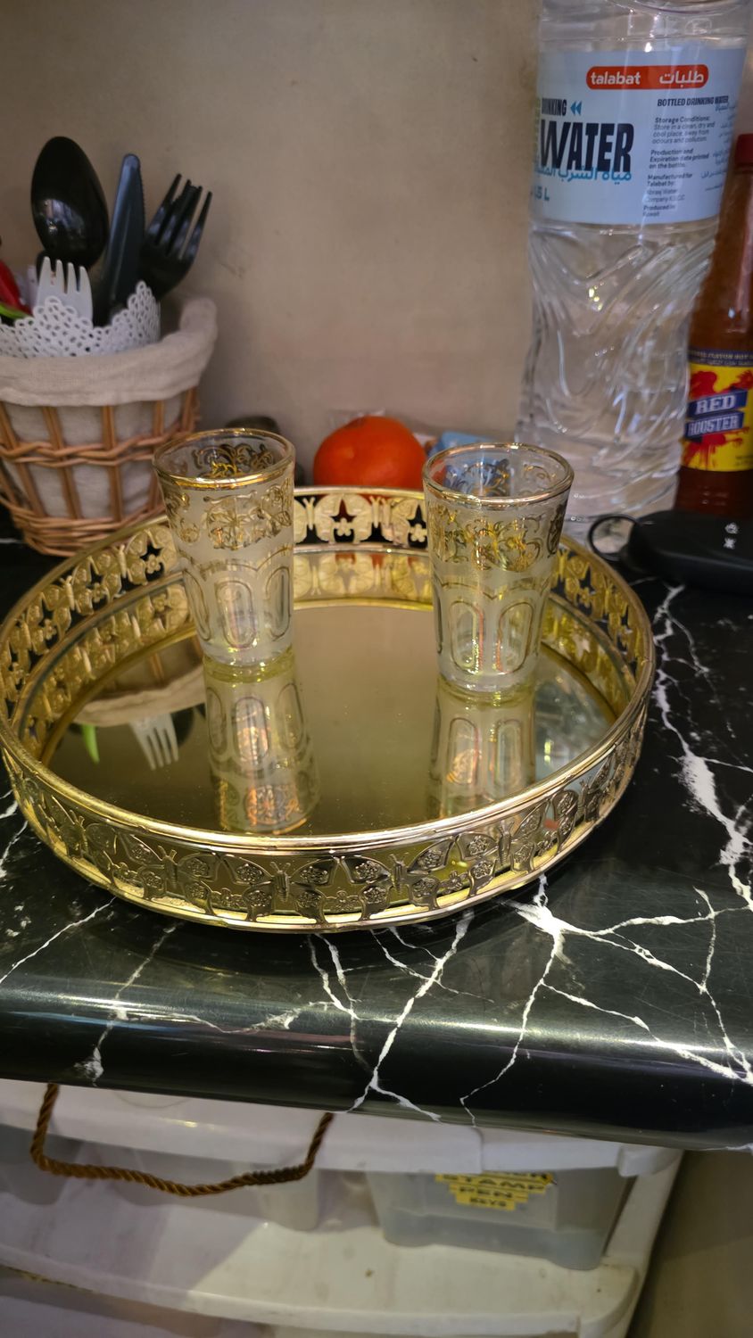ROUND GOLD TRAY
