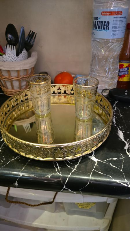 ROUND GOLD TRAY