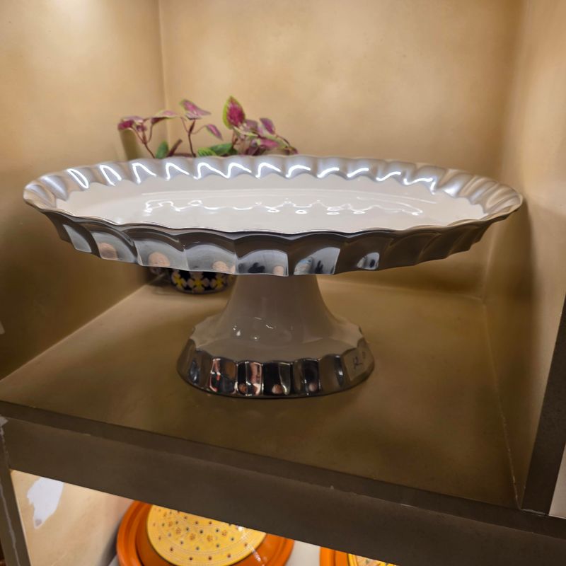 CAKE STAND WITH SALLOPED EDGE AND A METTALIC SILVER TRIM WHITE CERAMIC