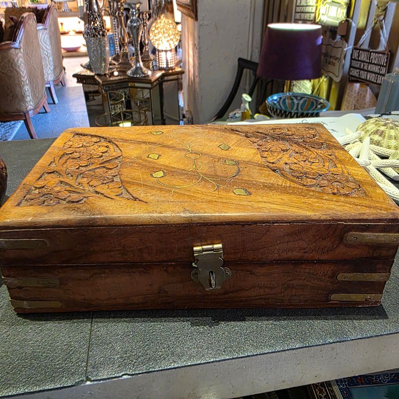 SMALL HANDCRAFTED WOODEN JEWELLERY BOX WITH INTRICATE CARVINGS AND BRASS FITTING