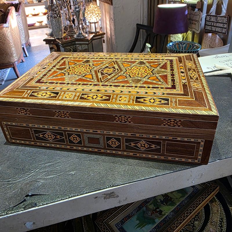 VINTAGE MIDDLE EASTERN HANDCRAFTED WOODEN BOX