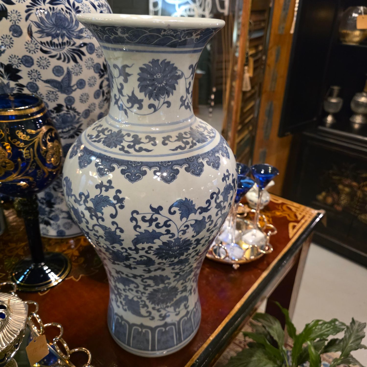 CLASSIC CHINESE BLUE AND WHITE FLORAL PATTERN PORCELAIN VASE