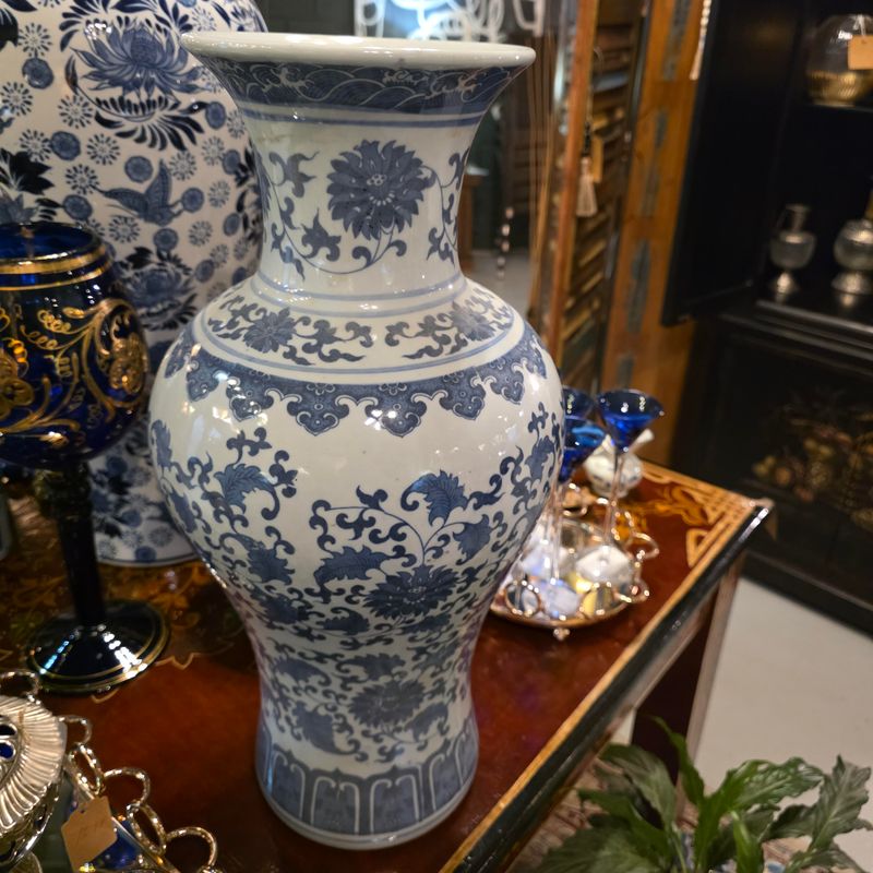 CLASSIC CHINESE BLUE AND WHITE FLORAL PATTERN PORCELAIN VASE